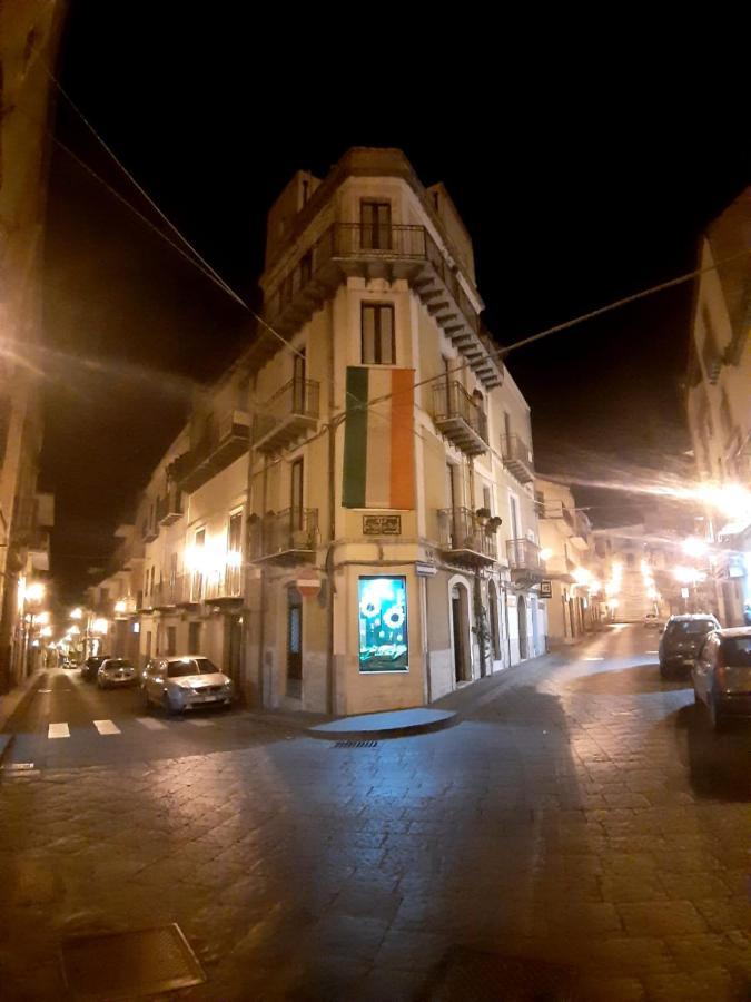 B&B L'Angolo Sulla Piazza Mirabella Imbaccari Dış mekan fotoğraf